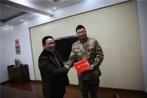 新春慰问送温暖，，共叙军民鱼水情